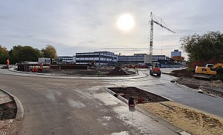 Schon bevor der Kreisel für den Autoverkehr wieder freigegeben war, haben die Bauarbeiten für den Pavillon an der Flachsmarktstraße begonnen, der Kran ging bereits in Position. - Marianne Schwarzer Schon bevor der Kreisel für den Autoverkehr wieder freigegeben war, haben die Bauarbeiten für den Pavillon an der Flachsmarktstraße begonnen, der Kran ging bereits in Position. - Marianne Schwarzer