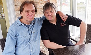 Herbert Klocke (links) hat für seinen Freund Michael Tuxhorn, der in Bösingfeld das Eiscafé Piccoli betreibt, ein Gedicht geschrieben. - Lorraine Brinkmann