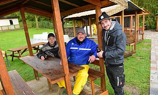 Die Mitglieder des Freibadvereins Kirchheide haben bereits mit der Generalüberholung der neuen sechs Unterstände begonnen. Luka Reitmeier (von links), Pasquale Liske und Christopher Rapier haben die erste fertige Hütte eingeweiht. - Nicole Ellerbrake