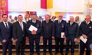 Ehrung für Besondere Verdienste: (von links) Bürgermeister Torben Blome, Landrat Dr. Axel Lehmann, Matthias Sprenger, Kreisbrandmeister Wolfgang Kornegger, Günther Bernhard Ostrop, Bezirksbrandmeister Michael Kirchhoff, Detlev Schiewe - Rudi Rudolph