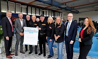 Bürgermeister Dirk Becker, SPD-Vorsitzender Peter Heepmann, der Vereinsvorstand mit Klaus Schäfer, Gerd Ladugga, Klaus Büker, Ingrid Krause und Norbert Barton, Franz Kohlhuber von der Deutschen Krebshilfe und die Co-Vorsitzende der lippischen SPD, Katrin Freiberger.Foto: Knut Dinter - Dinter Bürgermeister Dirk Becker, SPD-Vorsitzender Peter Heepmann, der Vereinsvorstand mit Klaus Schäfer, Gerd Ladugga, Klaus Büker, Ingrid Krause und Norbert Barton, Franz Kohlhuber von der Deutschen Krebshilfe und die Co-Vorsitzende der lippischen SPD, Katrin Freiberger.Foto: Knut Dinter - Dinter