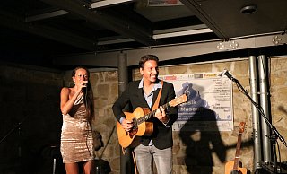 Der italienische Gitarrenvirtuose Andrea Valeri mit zeitweiser Unterstützung durch seine Frau Marianna Blinova. - Philip Marx Der italienische Gitarrenvirtuose Andrea Valeri mit zeitweiser Unterstützung durch seine Frau Marianna Blinova. - Philip Marx