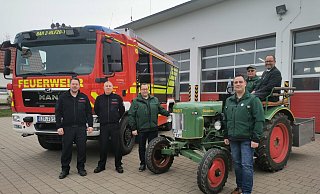 290 PS treffen auf 24 PS beim zweiten Alverdisser Schleppertreffen am Feuerwehrgerätehaus in Alverdissen. Erwartet werden über hundert Alt-Traktoren. Darauf freuen sich: (von links) Sven Logermann, Walter Kern, Florian Wehrmann (Alverdisser Schlepperfreunde) mit Marcel Schäfer (Einheitsführer Freiwillige Feuerwehr Barntrup, Einsatzabteilung Alverdissen) und sein Stellvertreter Frank Lehmeyer sowie Landesverbandsvorsteher Jörg Düning-Gast. - Sylvia Frevert