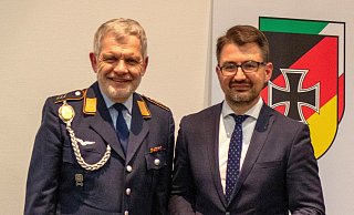 Kreisvorsitzender Dr. Reiner Austermann (links) dankt dem Bundestagsabgeordneten Christian Sauter. - Harald Göke