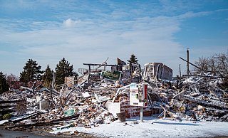 Gaststätte und Wohnhaus waren nicht mehr zu retten: Die Ruine ist mit einem dicken Schaumteppich überzogen. - FreitagTV