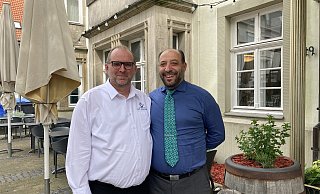 Danny de Graef (links) und Stefano Lidonnici erinnern sich gern an ihre Zeit im Hotel zum Stern zurück, heute arbeiten sie im Detmolder Hof. - Cordula Gröne
