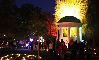 Bisher gibt es im Kurpark die „Nacht der 10.000 Kerzen" als Event. In Zukunft könnte eine noch aufwendigere, mehrwöchige Veranstaltung mit Licht und Nebel dazu kommen.  - Daniel Hobein