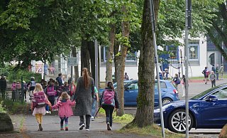 Weil es zu Schulbeginn am Schulzentrum in der Rosenstraße durch Bringverkehr ziemlich wuselig zugeht, würde die Gemeinde die Straße zu dieser Zeit gerne für den Fahrzeugverkehr sperren. - Jost Wolf
