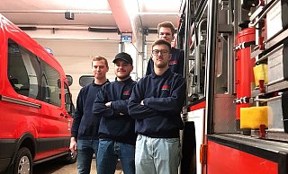 Haben nach einem Kneipenabend beschlossen zur Feuerwehr zu gehen: Kevin Hoberg, Philipp Pucker, vorne Silas Warachewics und Robin Heß (von links). - Gemeinde Schlangen