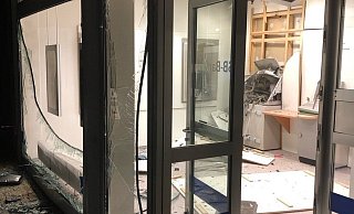 In Horn ist in der Mittelstraße am frühen Montagmorgen ein Geldautomat gesprengt worden. - Polizei Lippe
