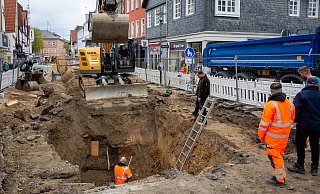 Die Bauarbeiten in der Langen Straße kommen zügig voran. Derzeit werden im Bereich der Kreuzung Lange Straße und Krumme/Exterstraße die Kanalanschlüsse zusammengeführt. - Raphael Bartling Die Bauarbeiten in der Langen Straße kommen zügig voran. Derzeit werden im Bereich der Kreuzung Lange Straße und Krumme/Exterstraße die Kanalanschlüsse zusammengeführt. - Raphael Bartling
