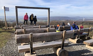 Anke Kleemann, Mariam und Jakob Labib finden, dass der überdimensionale Bilderrahmen auf dem Köterberg ein super Fotomotiv ist. Wer sich die Zeit nimmt und die Naturleinwand auf sich wirken lässt, wird begeistert sein. - Silke Buhrmester Anke Kleemann, Mariam und Jakob Labib finden, dass der überdimensionale Bilderrahmen auf dem Köterberg ein super Fotomotiv ist. Wer sich die Zeit nimmt und die Naturleinwand auf sich wirken lässt, wird begeistert sein. - Silke Buhrmester
