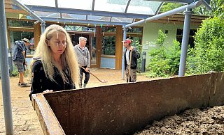 Melanie Sudmann (stellvertretende Kitaleiterin) schaut sich die volle Mulde an. Das Gärtnerteam der AWO hat am Mittwoch die meisten Wege rund um das Gebäude wieder einigermaßen freigeräumt. - Seda Hagemann Melanie Sudmann (stellvertretende Kitaleiterin) schaut sich die volle Mulde an. Das Gärtnerteam der AWO hat am Mittwoch die meisten Wege rund um das Gebäude wieder einigermaßen freigeräumt. - Seda Hagemann