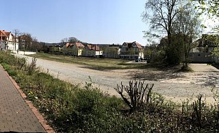 Das seit Jahren leer stehende Grundstück der ehemaligen Klinik am Kurpark wird voraussichtlich ab kommendem Jahr bebaut. Auf einer Teilfläche (im Bild im Vordergrund) wird ein großes Ärztehaus entstehen. - Thomas Reineke