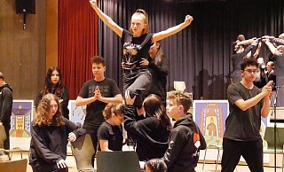 Stuhlszenen und Roboteragenten: Schüler der Jahrgangsstufe 7 überzeugen mit Darstellungsposen in einer Bewegungsstudie. - Thomas Krügler Stuhlszenen und Roboteragenten: Schüler der Jahrgangsstufe 7 überzeugen mit Darstellungsposen in einer Bewegungsstudie. - Thomas Krügler