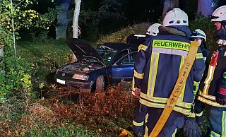 Bei dem Unfall wurde der 27-jährige Fahrer schwer verletzt. Die Unfallursache ist noch unklar. - Feuerwehr Barntrup