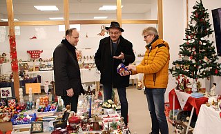 Bürgermeister Christoph Dolle, euwatec-Geschäftsführer Hermann Ritter und Fachbereichsleiter Rüdiger Winter (von links) informieren sich im Sozialkaufhaus. - Stadt Blomberg