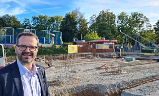 Benjamin Krentz freut sich, dass es jetzt endlich voran geht mit dem Bau des Selbstbedienungsrestaurants am Schiedersee. - Marianne Schwarzer Benjamin Krentz freut sich, dass es jetzt endlich voran geht mit dem Bau des Selbstbedienungsrestaurants am Schiedersee. - Marianne Schwarzer