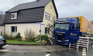 Die Speditionslaster hat erst eine Laterne niedergerissen und ist dann im Vorgarten eines Wohnhauses gelandet. - Feuerwehr Bad Salzuflen