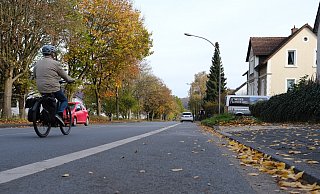Der Mehrzweckstreifen auf der Friedrich-Ebert-Straße soll auf beiden Seiten künftig ein Radweg werden. - Sven Koch