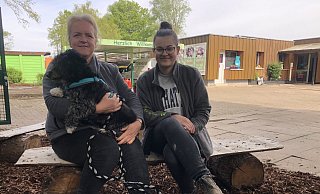 Melanie Vogt und Bufdi Sara Roguljic auf einer Bank im Tierheim. - Sven Kienscherf Melanie Vogt und Bufdi Sara Roguljic auf einer Bank im Tierheim. - Sven Kienscherf