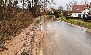 Die Waddenhauser Straße war nach einem kurzen Starkregen überspült. - Feuerwehr Lage