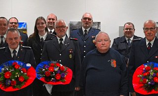 Geehrt werden (vorne, von links) Jörg Kiffer, Jürgen Lalk, Helmut Brinkmeier und Horst Heuer. Mit dabei sind (hinten, von links) Kreisbrandmeister Wolfgang Kornegger, Stefan Begemann, Florian Brand, Lisa Rothhardt, Tobias Rose, Günter Ostrop (Vize-Chef der Feuerwehr), Marcel Kunze, Bürgermeister Friso Veldink und Feuerwehrleiter Stephan Kempa.  - Hajo Gärtner