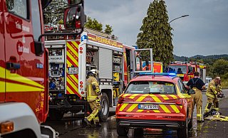 Einsatzkräfte und Fahrzeuge machen sich an der Einsatzstelle im "Hörster Bruch" bereit. - FreitagTV