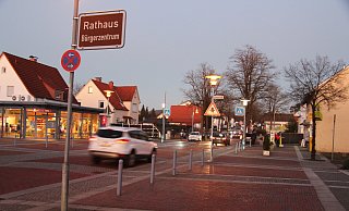 Für die Neugestaltung des Straßenbereichs vor dem Rathaus muss die Gemeinde einen neuen Förderantrag stellen. - Cordula Gröne