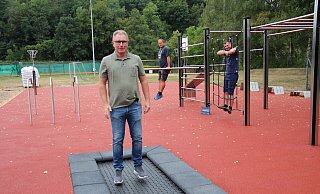 Der stellvertretende Vorsitzende des SuS Stemmen-Varenholz Dirk Richert, Sven Stein und Eduard Dück testen die neue Calisthenics-Anlage. - Nadine Uphoff Der stellvertretende Vorsitzende des SuS Stemmen-Varenholz Dirk Richert, Sven Stein und Eduard Dück testen die neue Calisthenics-Anlage. - Nadine Uphoff