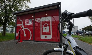 Das LippeRadschloss an der Ecke Sprottauer Straße/Bielefelder Straße liegt in der Nähe des neuen Mediencampus zwischen einer Bushaltestelle und einem kleinen Parkplatz mit E-Ladesäule. Außerdem ist eine Fahrradreparaturstation installiert. - Jost Wolf Das LippeRadschloss an der Ecke Sprottauer Straße/Bielefelder Straße liegt in der Nähe des neuen Mediencampus zwischen einer Bushaltestelle und einem kleinen Parkplatz mit E-Ladesäule. Außerdem ist eine Fahrradreparaturstation installiert. - Jost Wolf