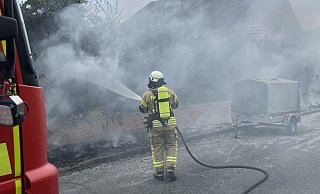 Hecke in Flammen: Dichte Rauchschwaden vernebelten das Wohngebiet in Pivitsheide. - FW Detmold