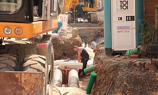 Auf Hochtouren läuft der Fernwärmeausbau in Lemgo. Jährlich sollen 100 Haushalte angeschlossen werden. Doch immer wieder kommt es zu langen Wartezeiten. - Till Brand