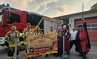 Die Einheit Heiden der Feuerwehr und der Verein Heiden Spektakel laden zum Mittelaltermarkt ein. Luca Pohl (von links), Stefan Francke, Samira Brinkmann, Carsten Drewes, Sabine Rosin, Chantal Blümel, Bastian Blümel, Christian Schlüter und Kai-Jörn Rosin freuen sich auf ein großartiges Spektakel. Kinder sind herzlich willkommen - neben dem Ritter am Eintritts-Schwertmaß steht Lienchen Baroness von Heiden. - Astrid Sewing