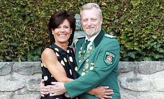 Das Kaiserpaar Carsten und Stefanie Sulimma regiert die Elbrinxer Schützen. - Schützenverein Elbrinxen Das Kaiserpaar Carsten und Stefanie Sulimma regiert die Elbrinxer Schützen. - Schützenverein Elbrinxen