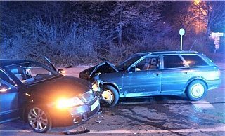 Die beiden Autos waren nach dem Crash nicht mehr fahrbereit und mussten abgeschleppt werden. - Polizei Bielefeld Die beiden Autos waren nach dem Crash nicht mehr fahrbereit und mussten abgeschleppt werden. - Polizei Bielefeld