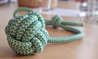 Der Sprechknoten ist ein wichtiges Utensil der neuen Selbsthilfegruppe für ASS. Bei den Teilnehmenden soll buchstäblich "der Knoten platzen dürfen", sagt die Gründerin. - Janet König