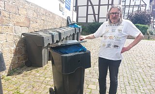Andreas Wellmann aus Schwalenberg ist verärgert, dass seine Mülltonne nicht geleert wurde. Auch am Hotel-Restaurant "Malkasten" stehen die noch vollen Tonnen an der Hauswand. - Michaela Weiße