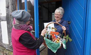 Regina Zelms (links), Vorsitzende des Kelter- und Kulturvereins, übergibt den Korb an ihre Nachbarin Susanne Kirchhoff. - Michaela Weiße Regina Zelms (links), Vorsitzende des Kelter- und Kulturvereins, übergibt den Korb an ihre Nachbarin Susanne Kirchhoff. - Michaela Weiße