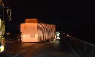 Ein Oerlinghauser ist am Donnerstagmorgen mit seinem Lkw mit Anhängergespan auf der B 611 in Richtung Löhne wegen Glatteis ins Schleudern geraten. Der Anhänger kippte auf die Seite. - Polizei Herford Ein Oerlinghauser ist am Donnerstagmorgen mit seinem Lkw mit Anhängergespan auf der B 611 in Richtung Löhne wegen Glatteis ins Schleudern geraten. Der Anhänger kippte auf die Seite. - Polizei Herford