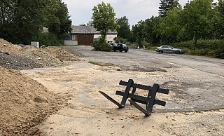Einige Stellflächen am Friedhof in Bösingfeld sind durch Bauaushub blockiert. Noch dazu befinden sich auf dem Parkplatz zahlreiche Schlaglöcher. - Chiara Wibbeke Einige Stellflächen am Friedhof in Bösingfeld sind durch Bauaushub blockiert. Noch dazu befinden sich auf dem Parkplatz zahlreiche Schlaglöcher. - Chiara Wibbeke