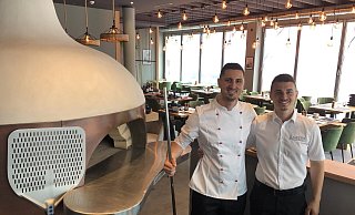 Die Brüder Admir (links) und Alion Isufaj haben sich mit dem neuen Restaurant "Il Gusto" in den ehemaligen Räumen der Commerzbank selbstständig gemacht. - Thomas Reineke