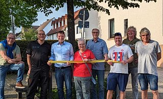 Vertreter der SPD Barntrup zeigen das „Gelbe Band“. Auf dem Foto sind von links Fraktionsvorsitzender Thomas Schwekendiek, Olaf Schulz, Torsten Buncher, Lore Austermann, Andreas Wilde, Oliver Steiner, Addy Albert und Andreas Skoruppa zu sehen. - SPD Barntrup