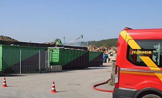 Rund 50 Einsatzkräfte sind auf Gelände eines Entsorgungsbetriebes in der Bad Salzufler Siemensstraße vor Ort. Dort brannte zunächst ein Stapel mit Papier, dann griff das Feuer auf einen Holzstapel über. Mittels der Drehleiter wurde die angrenzende Lagerhalle vor dem Brand geschützt. - Feuerwehr Bad Salzuflen