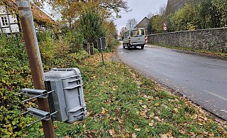 Die Stadt Lage hat gemessen, wieviele Fahrzeuge täglich über die Dorfstraße fahren. Die Polizei hat außerdem die Geschwindigkeit gemessen. Fazit: Im beruhigten Bereich, also da, wo die Hindernisse stehen, wird deutlich langsamer gefahren. - Astrid Sewing