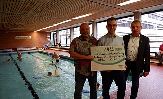 Sebastian Wöhler (Westfalen Weser) überreicht im Beisein von Bürgermeister Frank Meier (rechts) Winfried Laux (Vorsitzender des Fördervereins) einen Scheck über 3455 Euro. - Lorraine Brinkmann Sebastian Wöhler (Westfalen Weser) überreicht im Beisein von Bürgermeister Frank Meier (rechts) Winfried Laux (Vorsitzender des Fördervereins) einen Scheck über 3455 Euro. - Lorraine Brinkmann