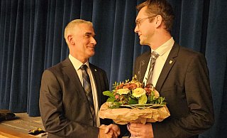 Sie müssen acht weitere Jahre zusammenarbeiten: Bürgermeister Matthias Kalkreuter (rechts) gratulierte dem Technischen Beigeordneten Thorsten Paulussen nach der Wahl. - Astrid Sewing