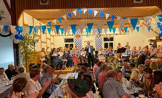 Vom Bergsteigermarsch bis „Rock Mi“: Der Musikzug der Freiwilligen Feuerwehr Schieder-Schwalenberg zeigte sein gesamtes Repertoire. - Maren Brettmeier Vom Bergsteigermarsch bis „Rock Mi“: Der Musikzug der Freiwilligen Feuerwehr Schieder-Schwalenberg zeigte sein gesamtes Repertoire. - Maren Brettmeier