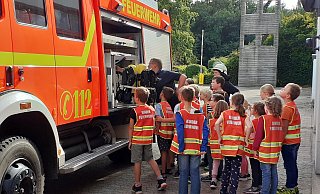 Die kleinen Feuerwehrleute betrachten an der Wache an der Oerlinghauser Straße die pralle Ausrüstung eines Feuerwehrwagens. - Freiwillige Feuerwehr Bad Salzuflen Die kleinen Feuerwehrleute betrachten an der Wache an der Oerlinghauser Straße die pralle Ausrüstung eines Feuerwehrwagens. - Freiwillige Feuerwehr Bad Salzuflen