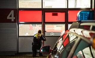 Die Polizei sichert Spuren am Gerätehaus. - Freitag-TV Die Polizei sichert Spuren am Gerätehaus. - Freitag-TV